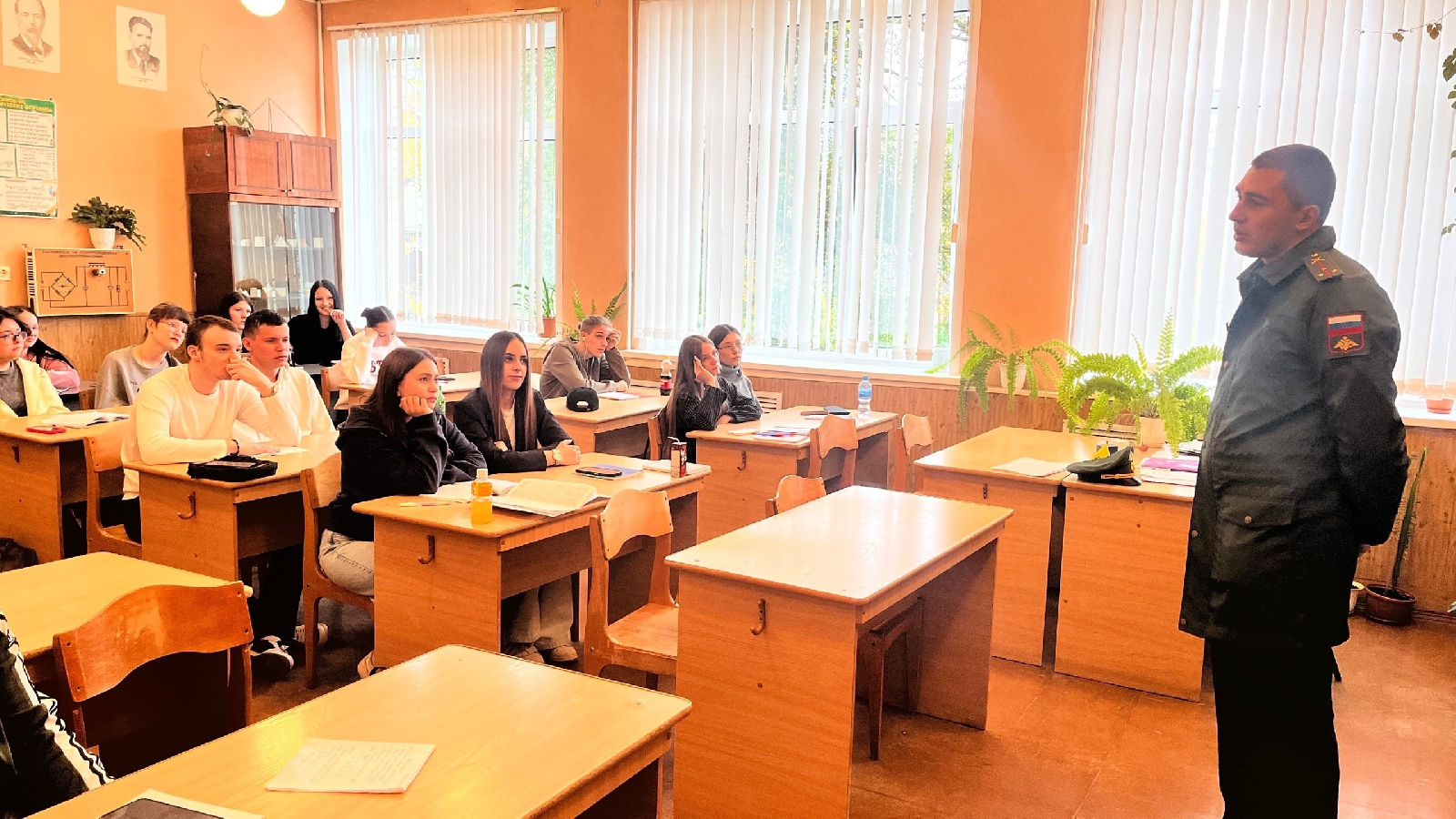 Студентам филиала рассказали о военной службе по контракту.